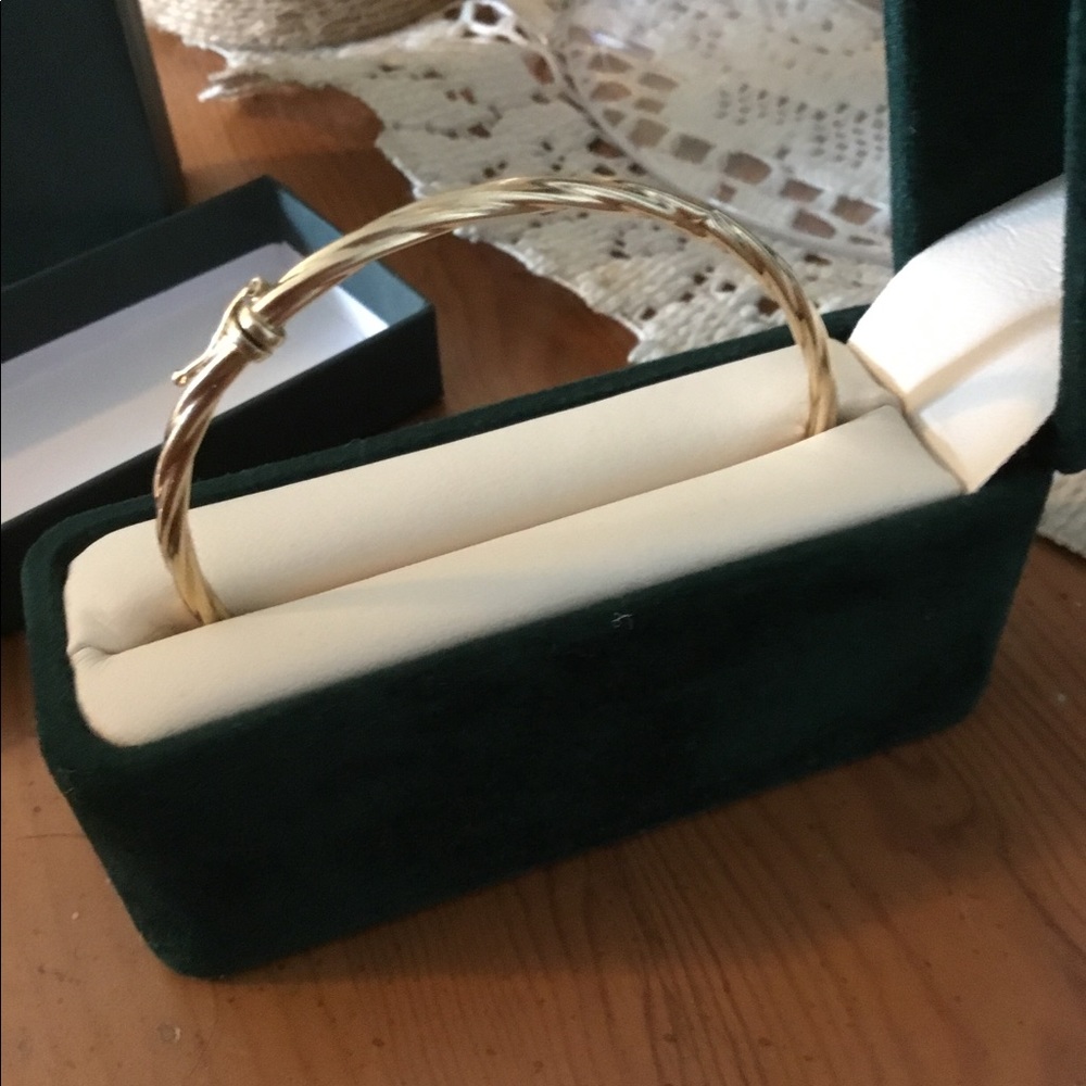 14K Gold Bangle Bracelet With Velvet Presentation Case and Box✨❤️✨✨